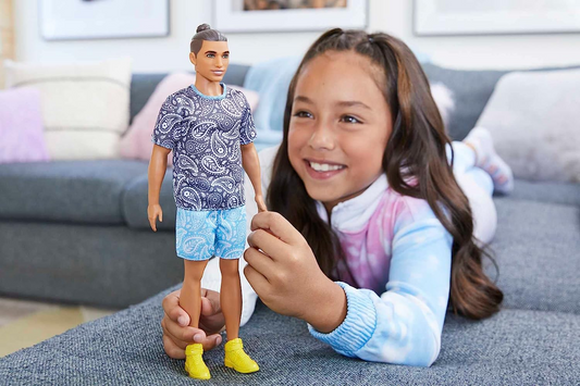Barbie Ken Doll, Brinquedos Infantis, Barbie Fashionistas, Cabelo Castanho com Coque, Camiseta e Shorts Paisley, Roupas e Acessórios, HJT09