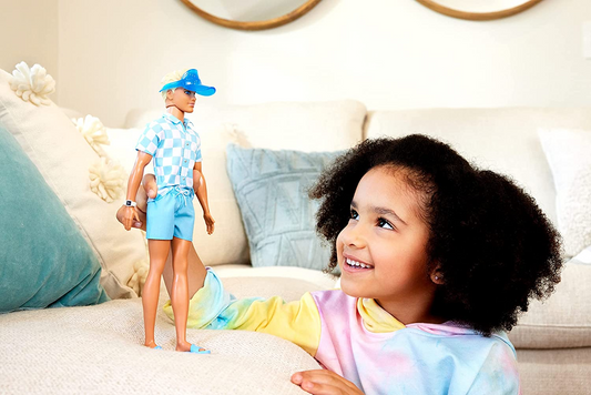 Muñeca Barbie Rubia Ken con botón azul y bañador, visera, toalla y accesorios temáticos de playa, HPL74