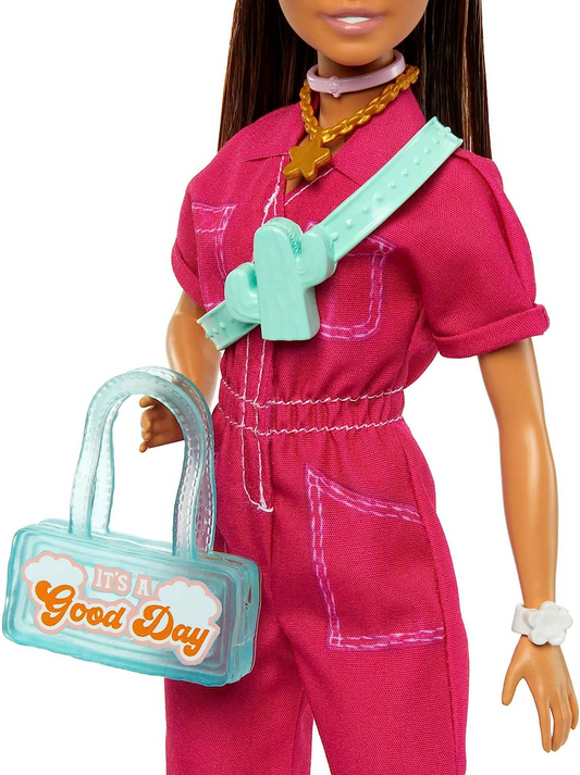 Muñeca Barbie con pelele rosa de moda, accesorios para contar historias y perro, cabello castaño con coleta alta, HPL76