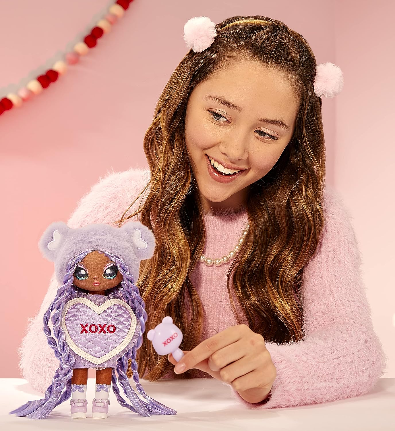 Na! Na! Na! Surprise 581314C3 Sweetest Heart Series Eva Evermore Boneca de pelúcia macia com cabelo roxo, vestido em formato de coração e escova para colecionar, ótimo presente para crianças a partir de 5 anos