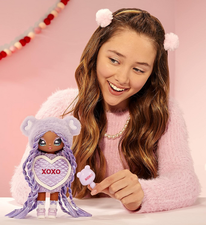 Na! Na! Na! Surprise 581314C3 Sweetest Heart Series Eva Evermore Boneca de pelúcia macia com cabelo roxo, vestido em formato de coração e escova para colecionar, ótimo presente para crianças a partir de 5 anos