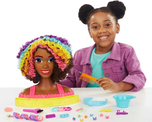 Barbie Deluxe Doll Styling Head, Todo el cabello de Barbie, Cabello recto rubio neón arcoíris, Cabeza de muñeca para peinar el cabello, Accesorios para revelar color, HMD78