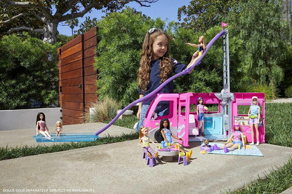 Barbie Camper, Playset de boneca com 60 acessórios, escorregador de 30 polegadas e 7 áreas de lazer, Dream Camper, HCD46