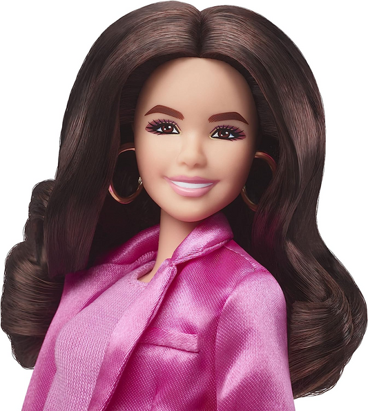 Barbie The Movie Doll, Gloria Collectible Vestindo terninho rosa Power de três peças com saltos de tiras e brincos dourados, HPJ98