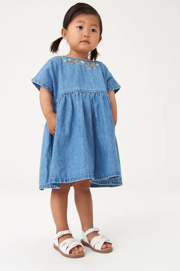 |Girl| Vestido Azul Denim Morango Bordado (3 meses a 8 anos)
