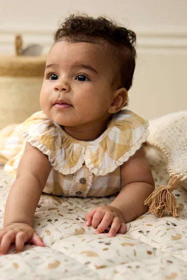 |BabyGirl| Macacão De Tecido Para Bebê Com Gola De Guingão Amarelo Ocre (0 meses a 2 anos)