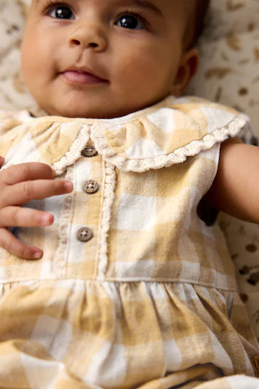 |BabyGirl| Macacão De Tecido Para Bebê Com Gola De Guingão Amarelo Ocre (0 meses a 2 anos)