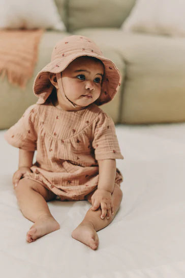 |BabyGirl| Macacão Baby Bloomer - Flores Bordadas Marrons (0 meses a 3 anos)