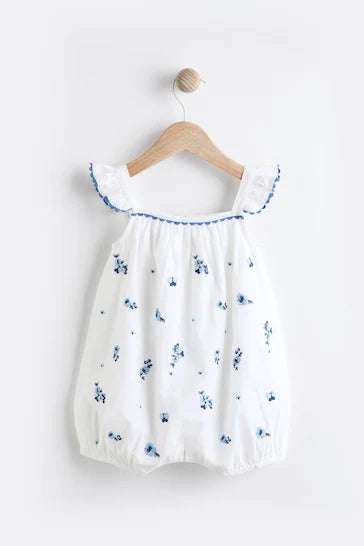 |BabyGirl| Macacão Tecido Para Bebê – Bordado Floral Branco/Azul (0 meses a 2 anos)
