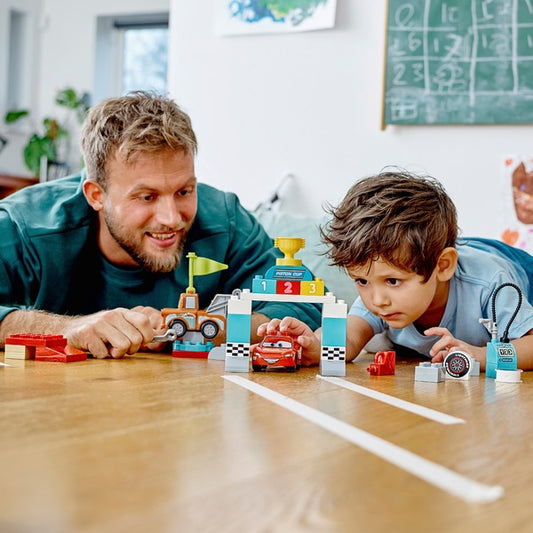 LEGO 10924 Conjunto de jogos do dia da corrida de Cars Lightning McQueen