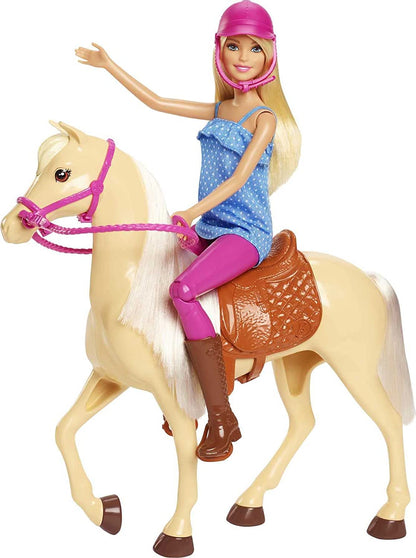 Barbie vestindo roupa de equitação com capacete e cavalo castanho claro