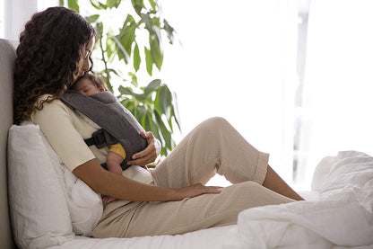 Ergobaby Hug Mochila Portabebés para recién nacido desde el nacimiento con reposacabezas, extra suave y ergonómica, gris jaspeado 