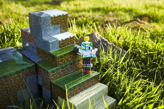 Minecraft GYB91 Overworld Protector Playset, accesorios y bloques de papel, creativo, juego de juguetes de construcción para niños de 6 años en adelante, multicolor, 2,0 cm*2,0 cm*2,0 cm