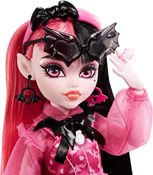 Monster High Doll, Draculaura com Acessórios e Morcego de Estimação, Boneca Fashion Posável com Cabelo Rosa e Preto, HHK51