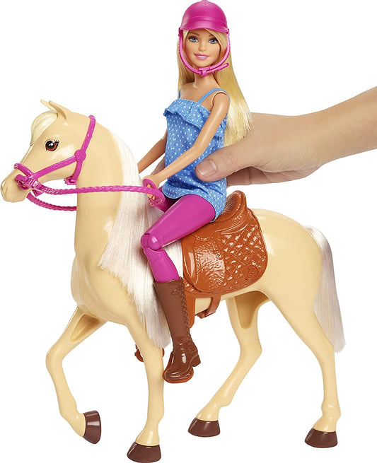 Barbie vestida de montar con casco y caballo marrón claro.