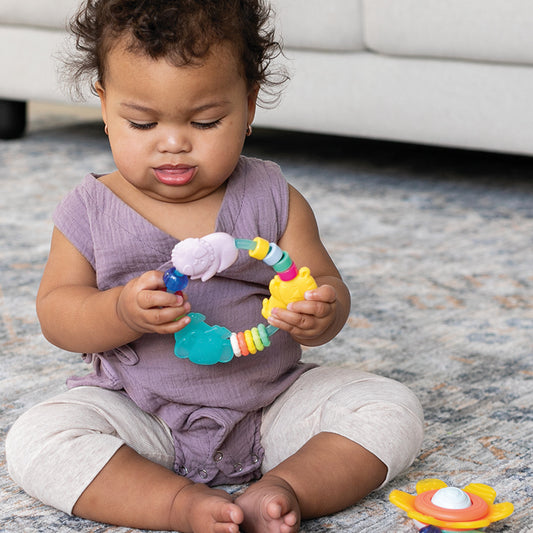 Infantino - Conjunto de presente Glow in the Dark Cuddle Pal com Teether