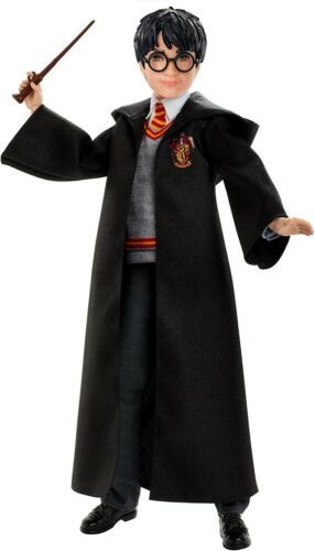 Harry Potter com Uniforme de Hogwarts / Robe e Varinha